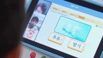 선생님이 화면 너머로 아이를 1:1 코칭하는 모습